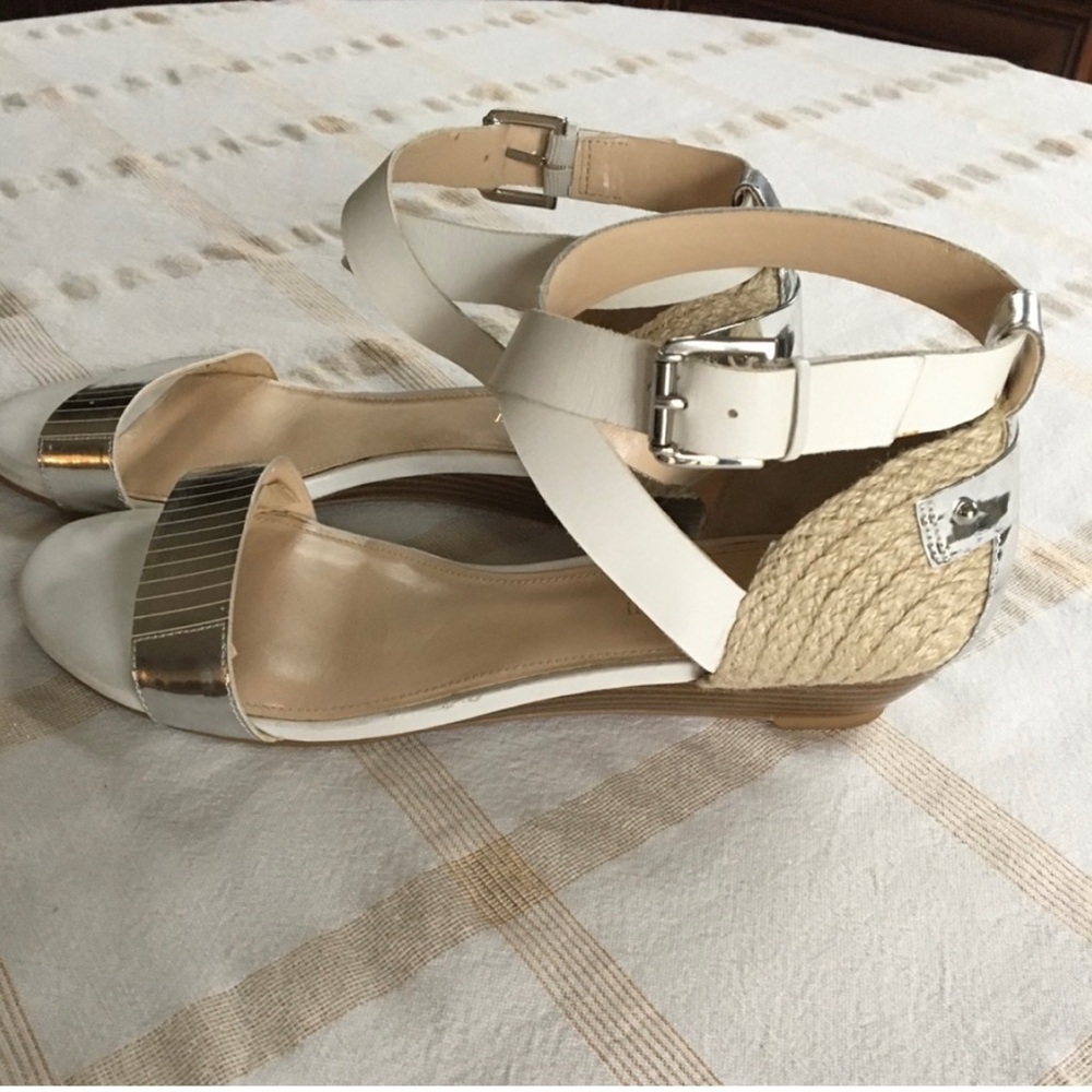 9 1/2 ENZO ANGIOLINI SILVER, WHITE, & JUTE SANDAL - Picture 9 of 11